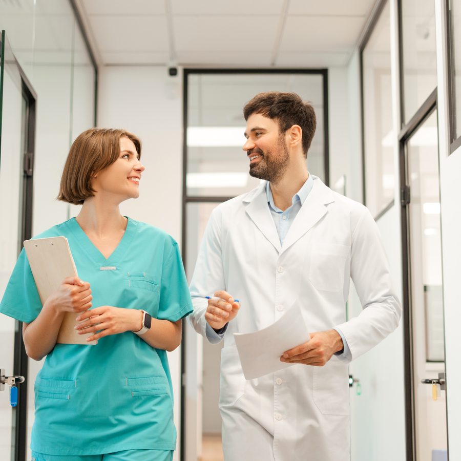 Medizinisches Personal im Gespräch auf einem Klinikgang