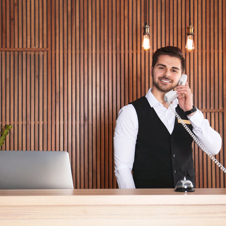 Rezeptionist am Empfang eines Hotels