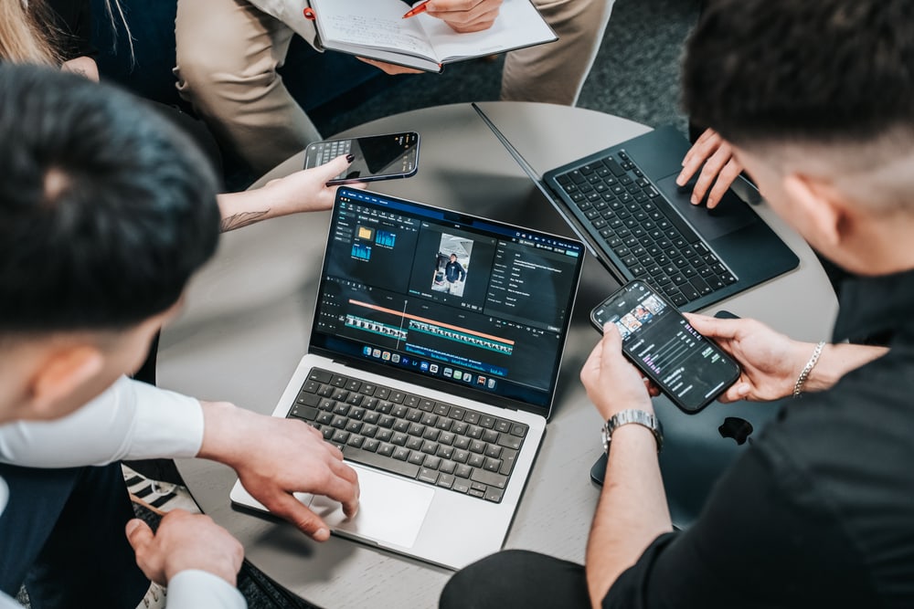 Das EasyPlusMedia-Team bei der Arbeit an einer Kampagne